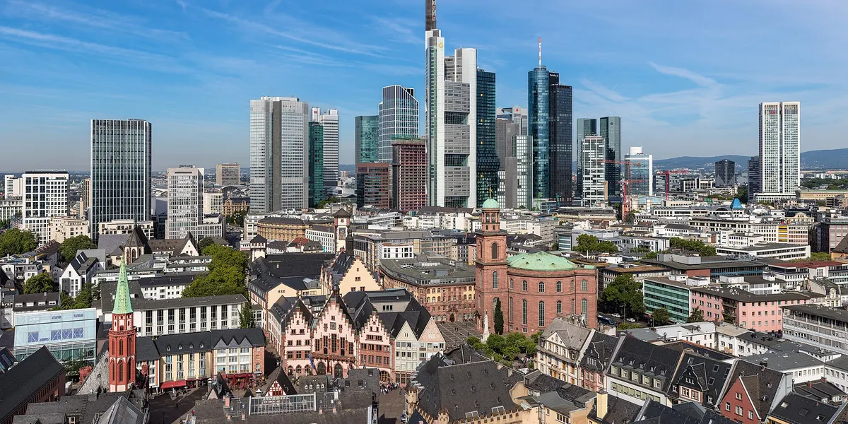 Frankfurter Altstadt mit Skyline 2019 (100MP)