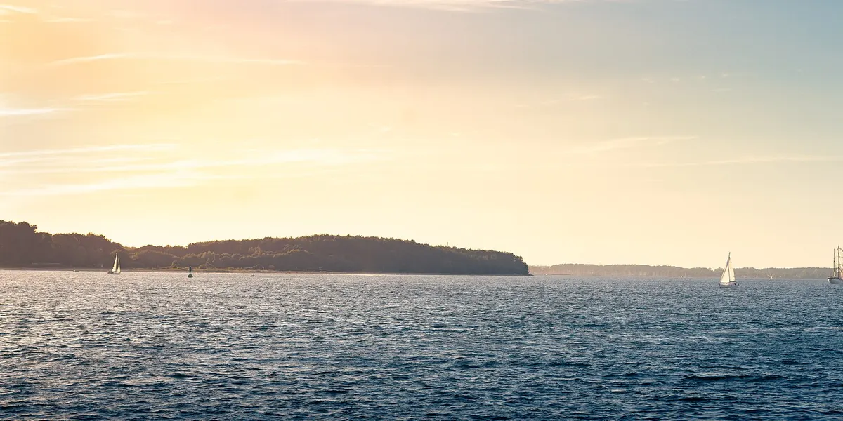 Panorama der Kieler Förde im Abendlicht in Schleswig-Holstein
